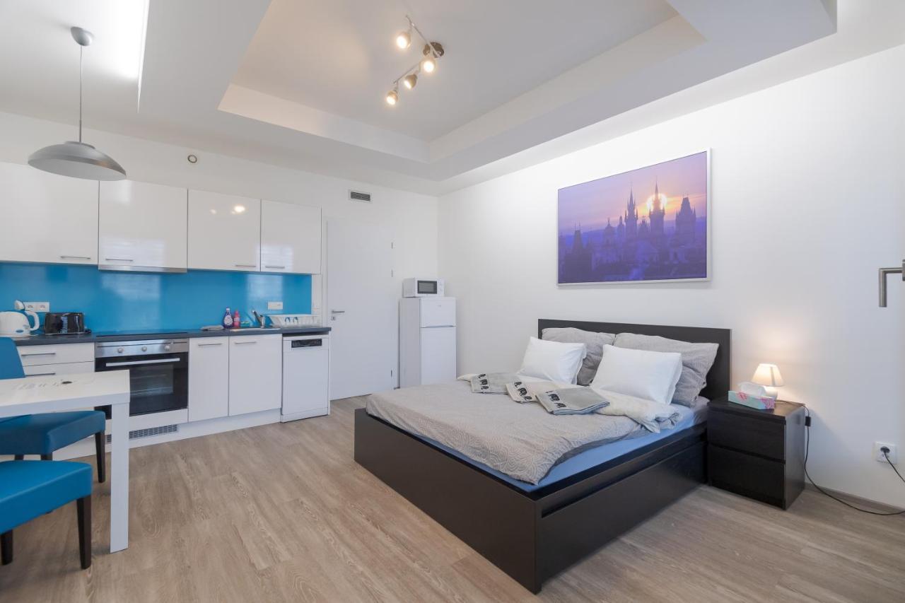 Bright Studio, 10min Centre, Free Parking Апартаменти