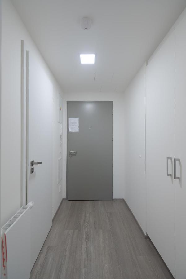 Bright Studio, 10min Centre, Free Parking Апартаменти Прага