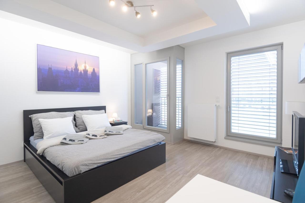 Bright Studio, 10min Centre, Free Parking Апартаменти