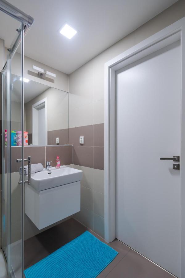 Bright Studio, 10min Centre, Free Parking Апартаменти
